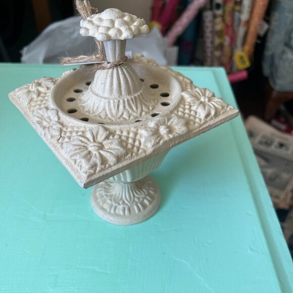 Henfeathers Ivory Colored Cast Iron Urn - Picture 2 of 5